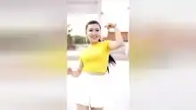  漂亮姑娘郊外唱大家一起来,节奏动感欢快,跟着节拍嗨起来