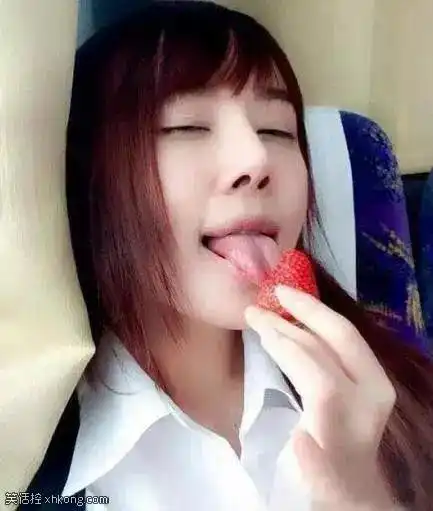  搞笑图片美女表情很享受,不就吃个草莓么