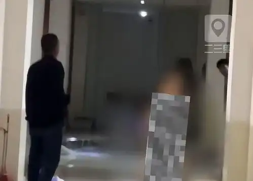 毁三观男生宿舍惊现裸体女子打砸,画面太辣眼简直不堪入目  毁三观男生宿舍惊现裸体女子打砸,画面太辣眼简直不堪入目