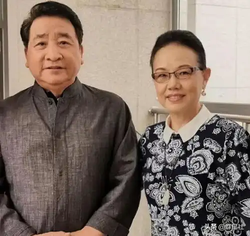  李静民姜昆成名路上的贤内助,同意收养6孤儿,嫁给他从未后悔