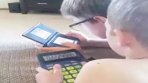  搞笑哥,我这个游戏机怎么跟你的不一样哥你通关了就能玩我这个了