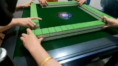  成都麻将一家缺万打成这样了拿命下的叫