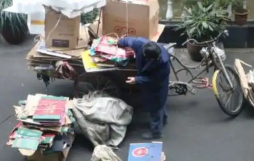 石家庄女子18万现金被当垃圾扔掉,收废品老人当成冥币,准备烧  石家庄女子18万现金被当垃圾扔掉,收废品老人当成冥币,准备烧