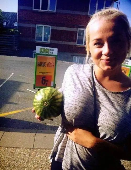 gif趣图这西瓜真小,一看就不甜,哎  gif趣图这西瓜真小,一看就不甜,哎