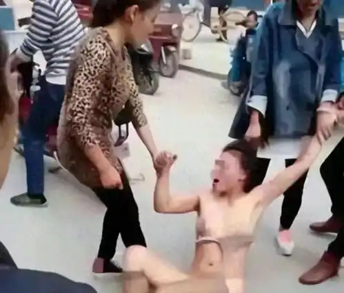  女子扒光小三衣服塞辣椒粉,游街示众半小时,法院构成了侮辱罪