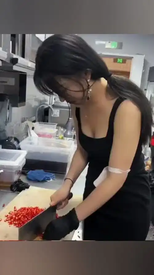爱在厨房做饭,烧菜的美女,你喜欢吗  爱在厨房做饭,烧菜的美女,你喜欢吗