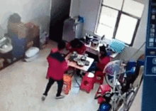  gif搞笑趣图这也不能怪我吧毕竟这凳子不结实啊