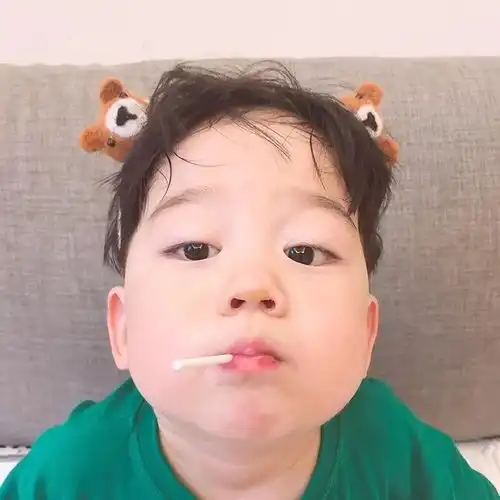 幽默笑话侄子5岁上幼儿园,他奶奶刚给剃的大秃脑袋倍儿亮  幽默笑话侄子5岁上幼儿园,他奶奶刚给剃的大秃脑袋倍儿亮