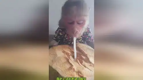  猴哥用吸管喝椰子搞笑吃货