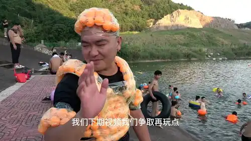 挑战用500个乒乓球绑在身上游泳,刚下水就有效果,这也太好玩了