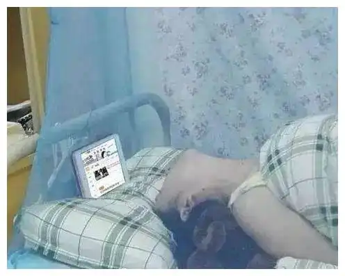  大姐你这看手机的姿势,真是不一般呀,说下腰一点不含糊