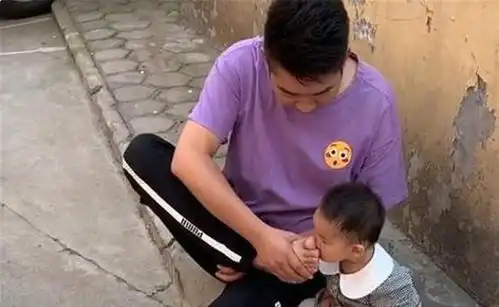  不省心舅舅带娃走红伸臭脚丫把外甥熏跑,宝宝打扰了