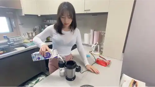 韩国性感大美女厨房做饭,美味可口又下饭  韩国性感大美女厨房做饭,美味可口又下饭