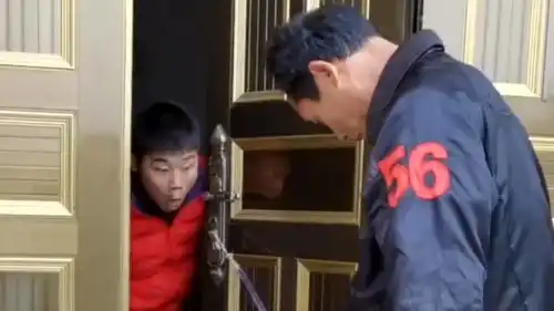  这下老爸玩完了,老虎耳朵你也敢掰下场不堪入目了,看来要跪搓衣板了