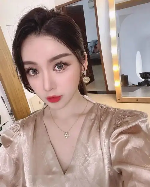  小姐姐图片海洋球好玩