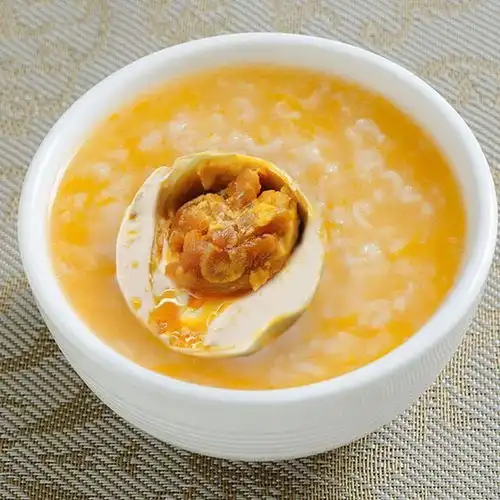  这咸鸭蛋厉害,吃海鲜长大的鸭子下的金黄起沙,颗颗有油2块钱1个