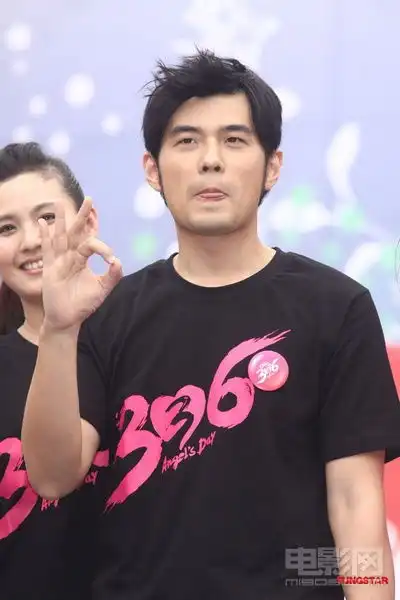  周杰伦出席公益活动自曝35岁完婚生子要看缘分