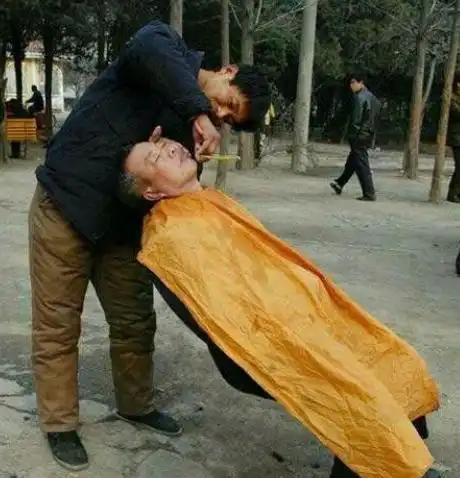  女孩的审美真让人理解不了,这件裤子的美感在哪哈哈