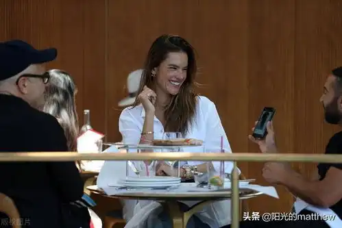 安布罗休白衬衫内搭背心穿九分阔腿裤飒爽出街与朋友聚餐  安布罗休白衬衫内搭背心穿九分阔腿裤飒爽出街与朋友聚餐