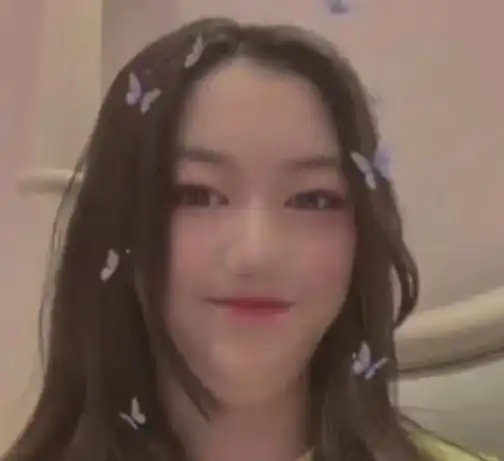  曝王菲13岁次女李嫣近照,搞怪腮红双下巴,气质似妈妈