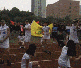  搞笑gif公共场合这么多人看着呢,你休想碰瓷