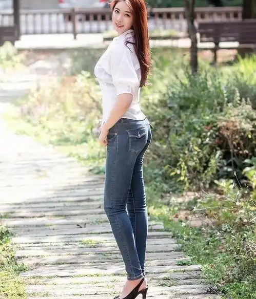  街拍紧身牛仔裤美女,轻松地穿出性感女人味
