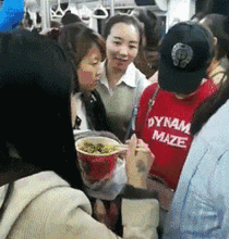  开心一刻笑话前段时间在网上买一套衣服,卖家把颜色发错了