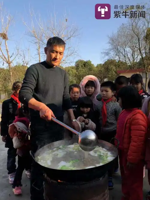 校长每天课后自费为25名留守儿童生火做饭