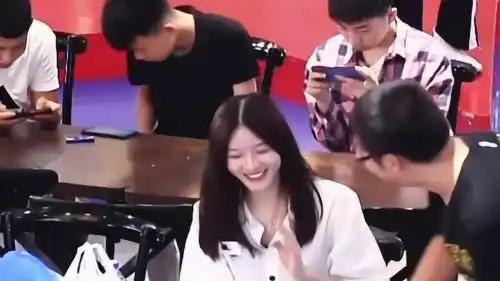  靓仔饭店搭讪美女,听完他的名字后妹子忍不住笑了,真是个搞笑天才