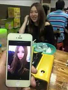  搞笑动态图妹子,你钻到桌子下面干嘛