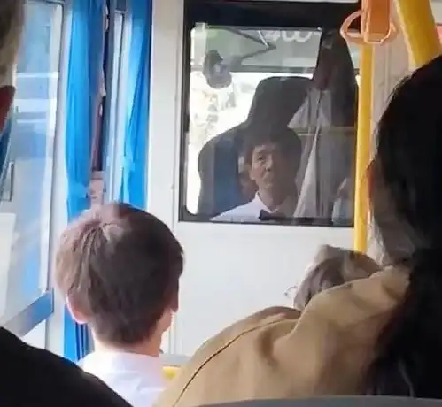  搞笑图片女生跪着求原谅犯什么错了原来卑微的爱情不限于男生