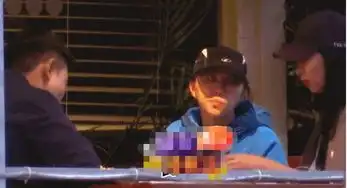 组图窦靖童与朋友室外约饭遇乞讨老太大方施舍  组图窦靖童与朋友室外约饭遇乞讨老太大方施舍