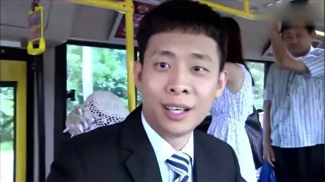  傻小子坐公交车,错把胖子当成孕妇给让座,结局太搞笑了