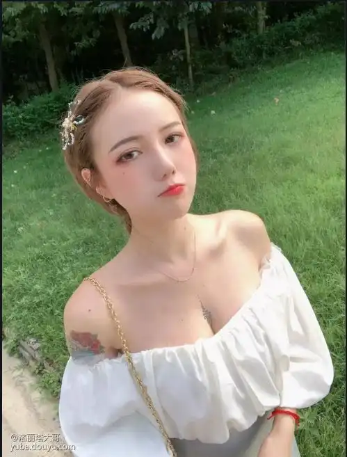  二次元一姐自曝悲惨人生八个月大被亲妈抛弃,拼命工作赚钱素颜写真短剧水友洛丽塔网易订阅