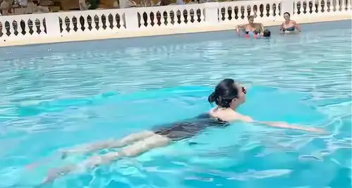  许晴太野了,穿着浴巾裙直接上岸,浮出水面的那一刻,心动了