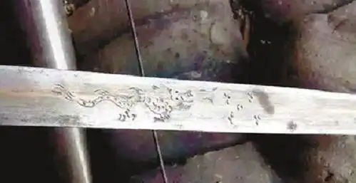  老农捡到古董宝剑,鉴定后建议其上交,他却磨成菜刀气坏专家