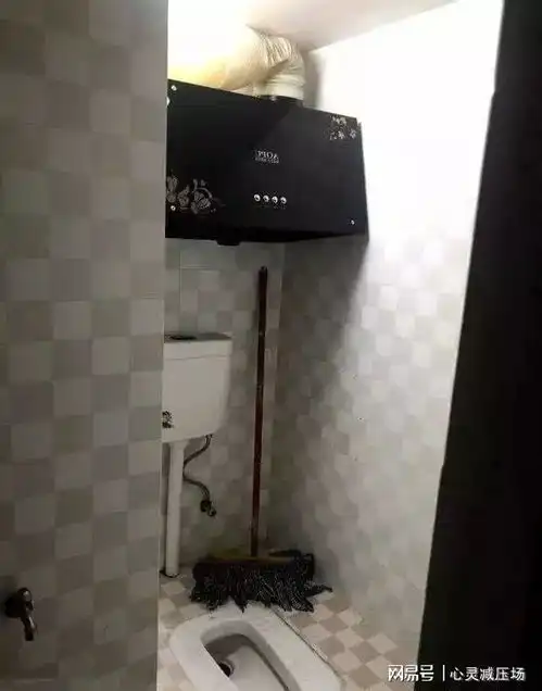  搞笑图片幽默段子师傅,卫生间安装抽油烟机是几个意思