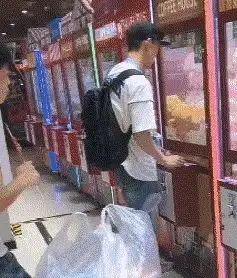  搞笑gif趣图你给我吐出来你怎么什么都吃呢