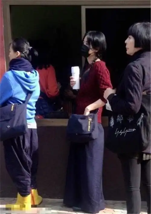  张柏芝穿吊带裙身姿婀娜,生图反倒年轻自然,王菲又老身材又不好