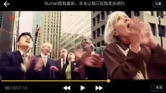  应该是一部美国的电影就是一个人在大厦上面给自己按了翅膀然后飞下来结果直接掉在了下面的小车上好搞笑,