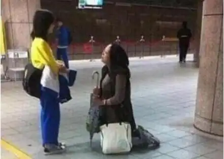 敲锣打鼓起床图片搞笑跪