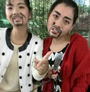  叛逆的小明打碎了邻居的玻璃,妈妈握着小明的手,对小明说