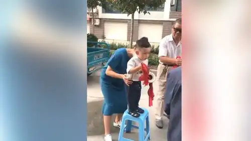  敲锣打鼓谁说只有大人才行,宝宝也能玩的很棒,认真的样子好可爱