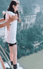  搞笑gif趣图一天到单位看老板正在揍他家熊孩子
