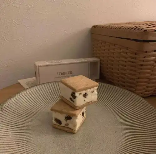 朋友圈背景图丨白天是搞笑的废物深夜是抑郁的怪物  朋友圈背景图丨白天是搞笑的废物深夜是抑郁的怪物