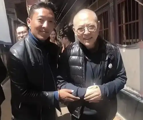  61岁李连杰拉萨求佛,幽默回应走不动传闻,现场被友人要求打太极
