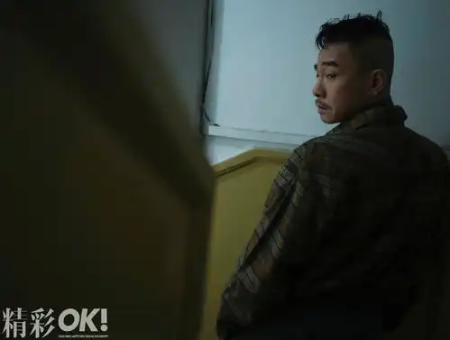  陈小春应采儿结婚十年甜蜜依旧合体拍大片