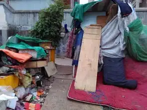 安阳老人为女儿不在婆家受气捡破烂吃剩饭住野地  安阳老人为女儿不在婆家受气捡破烂吃剩饭住野地