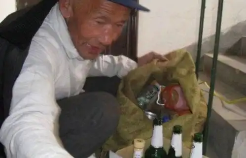 收废品老头吃人剩饭,饭馆老板不屑一顾,路旁乞丐却泪流满面  收废品老头吃人剩饭,饭馆老板不屑一顾,路旁乞丐却泪流满面