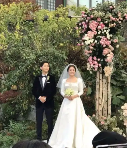  宋仲基宋慧乔婚礼大合影刘亚仁朴炯植傲娇搞怪成亮点